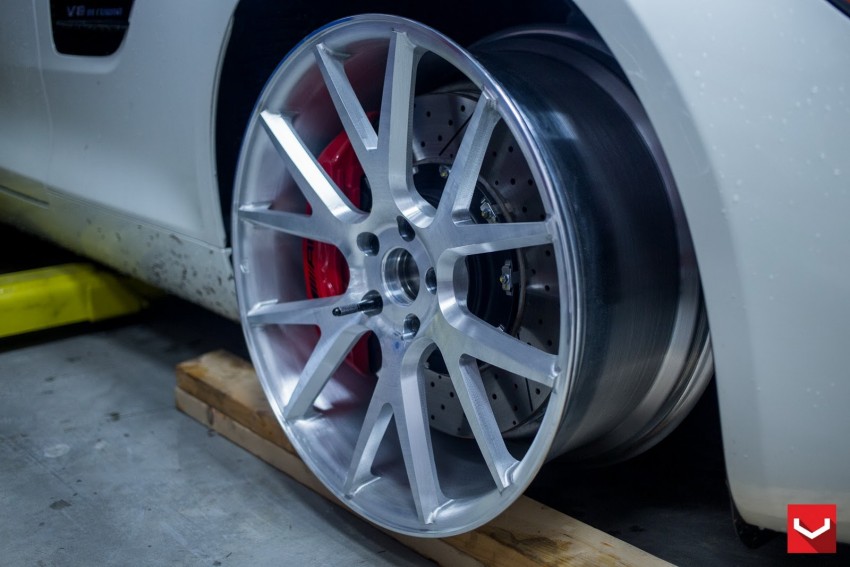 Mercedes-AMG GT S gets Vossen wheels – gallery shows the whole process of putting on new shoes 335446