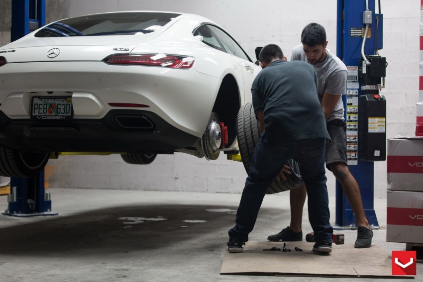 Mercedes-AMG GT S gets Vossen wheels – gallery shows the whole process of putting on new shoes 335402