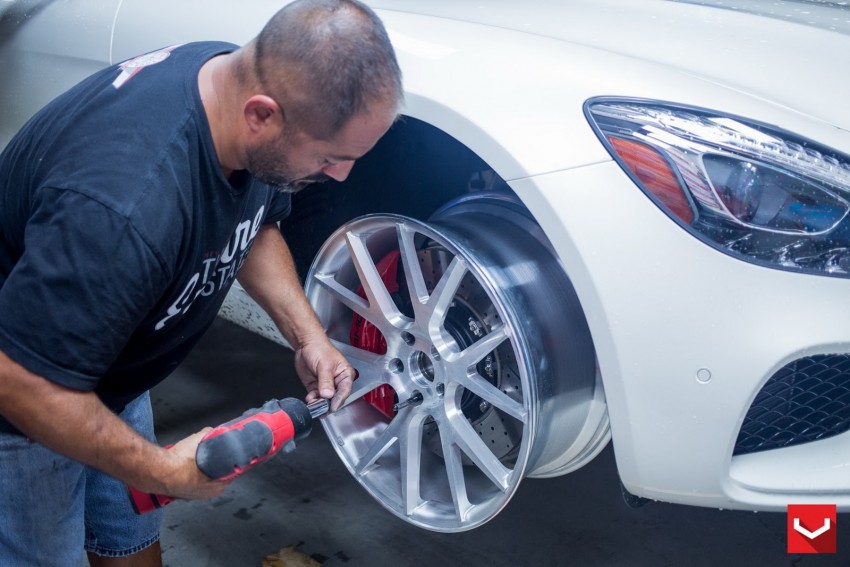 Mercedes-AMG GT S gets Vossen wheels – gallery shows the whole process of putting on new shoes 335447