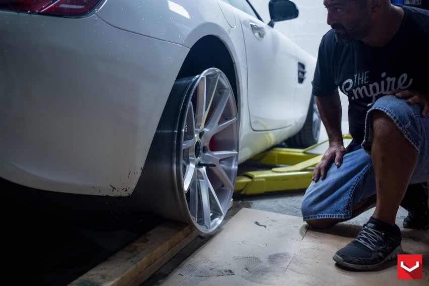 Mercedes-AMG GT S gets Vossen wheels – gallery shows the whole process of putting on new shoes 335448