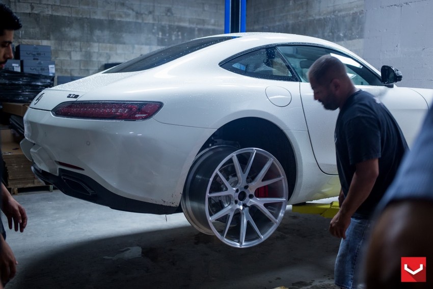 Mercedes-AMG GT S gets Vossen wheels – gallery shows the whole process of putting on new shoes 335449