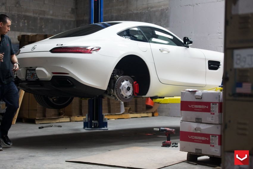 Mercedes-AMG GT S gets Vossen wheels – gallery shows the whole process of putting on new shoes 335403