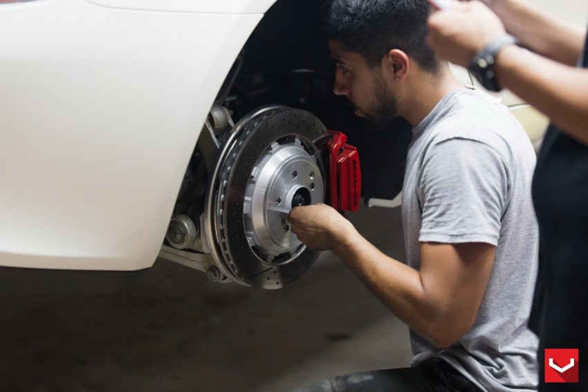 Mercedes-AMG GT S gets Vossen wheels – gallery shows the whole process of putting on new shoes 335406