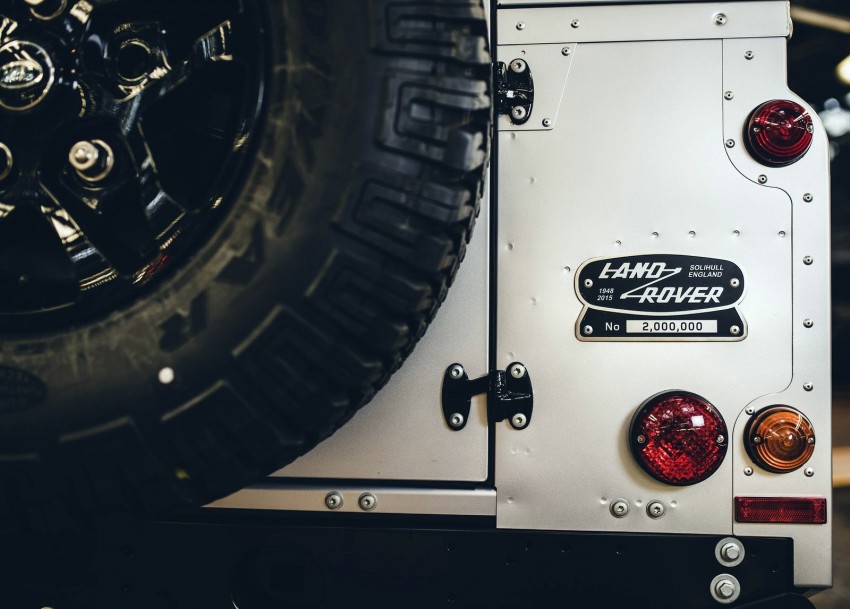 Land Rover Defender 2,000,000 to be auctioned off 352784