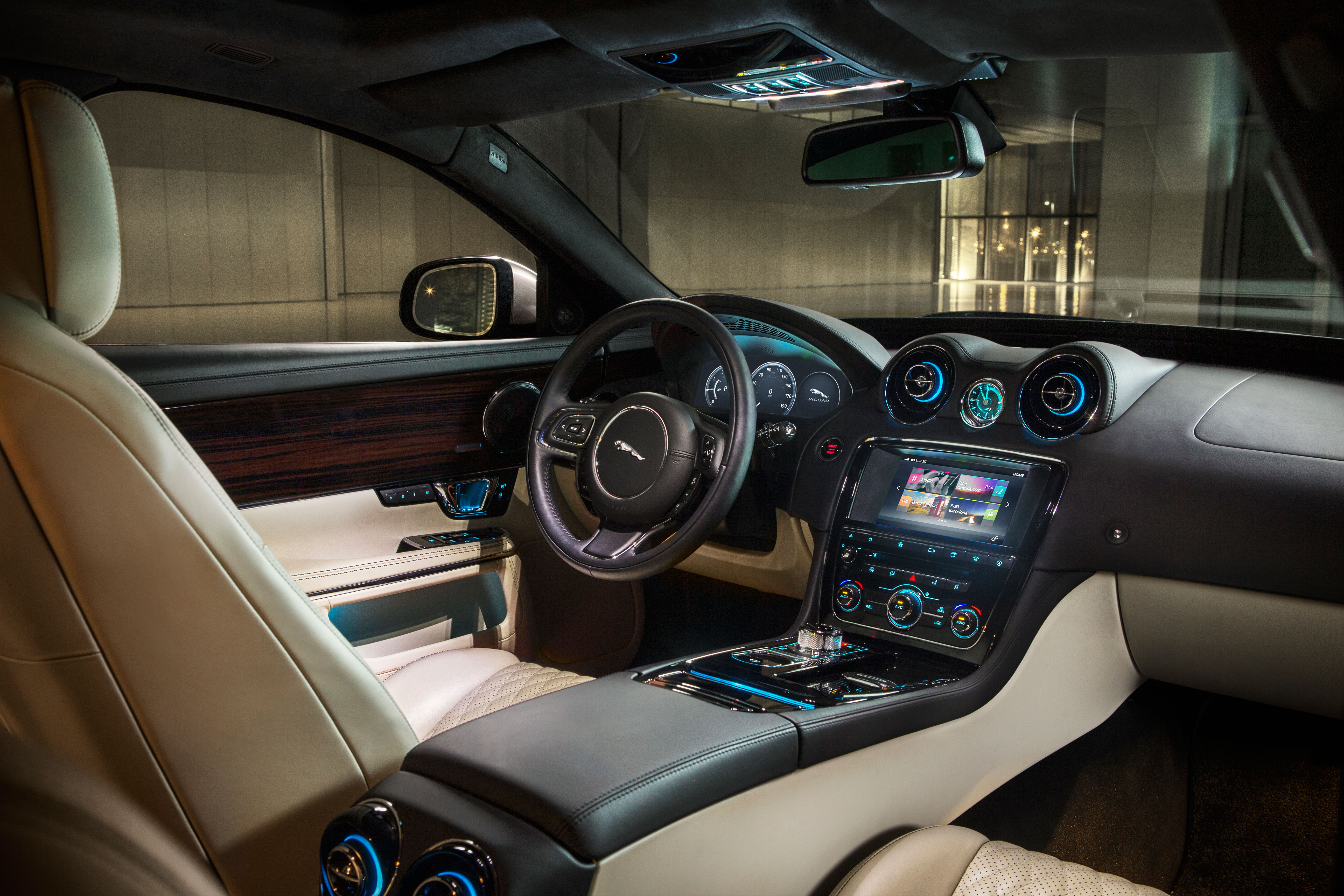 Салон автомобилей работа. Новый Ягуар XJ 2021 салон. Ягуар XJ 2016. Jaguar XJ 2021 салон. Ягуар XJ 2015.