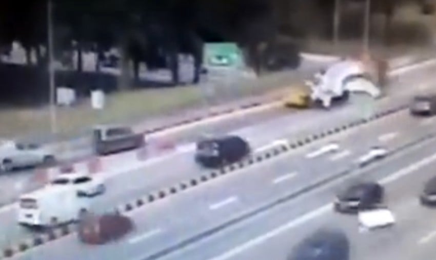 VIDEO: Lorry drops steel gantries on LDP, causes jam 354516