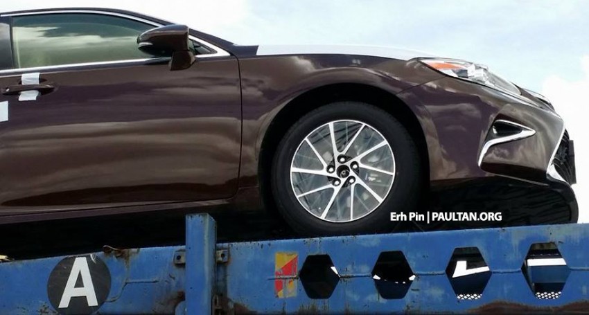 SPYSHOTS: Lexus ES facelift captured on trailer 363826
