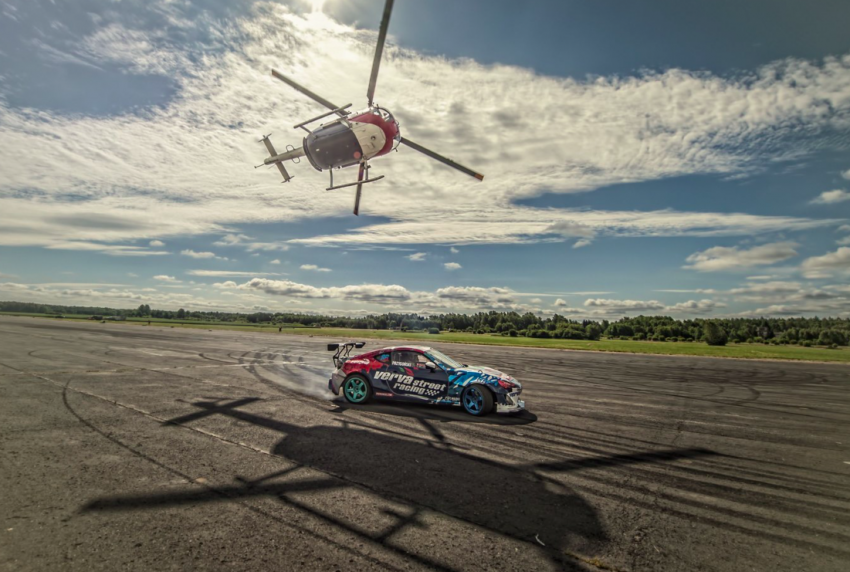 VIDEO: Felix Baumgartner chases 1,000 hp Toyota 86 in aerobatic helicopter – and there’s an MIG-21 too 364887