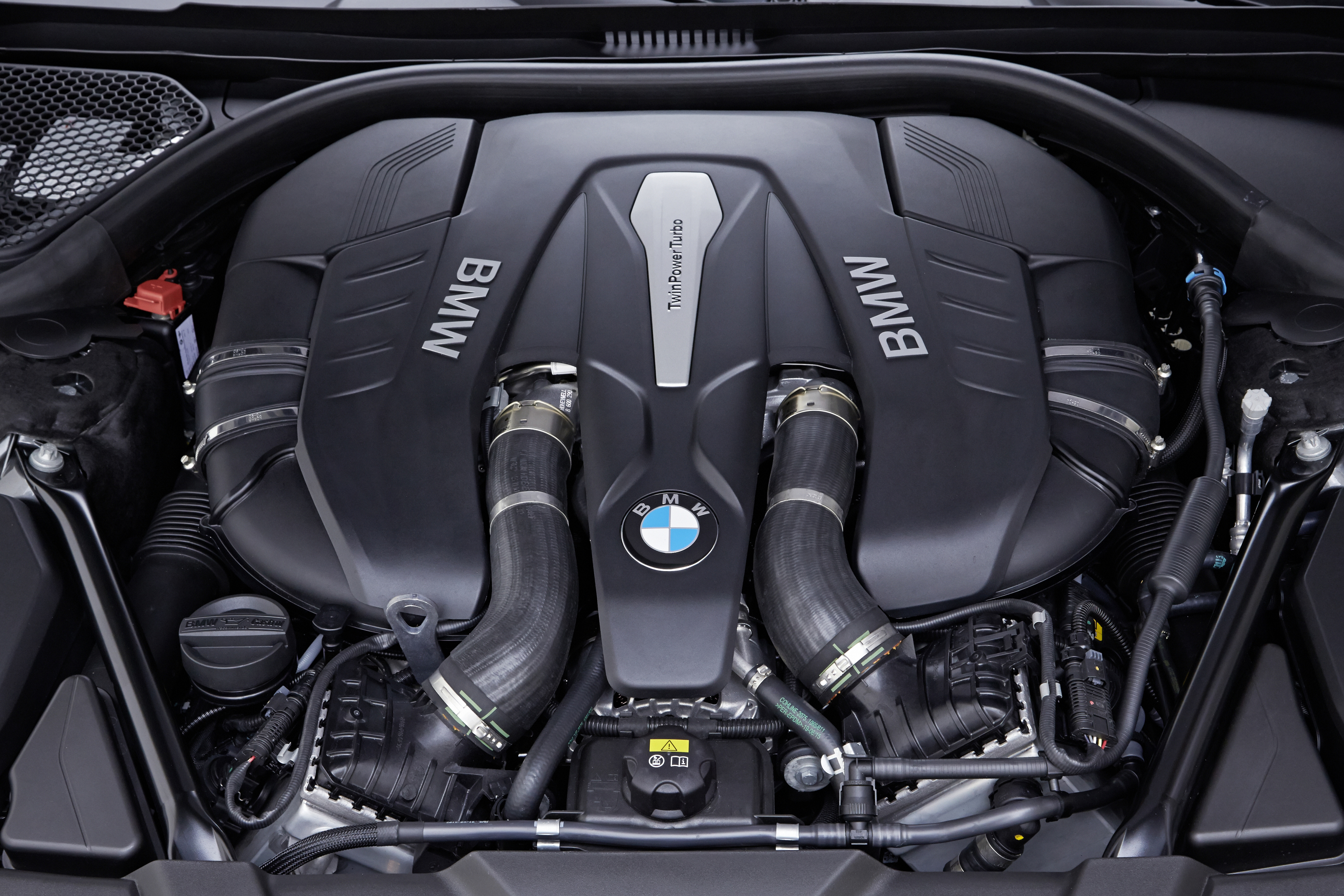 Двигатель бмв 750. BMW 750d мотор. BMW 750li v8. BMW v12 750. BMW 750li мотор.
