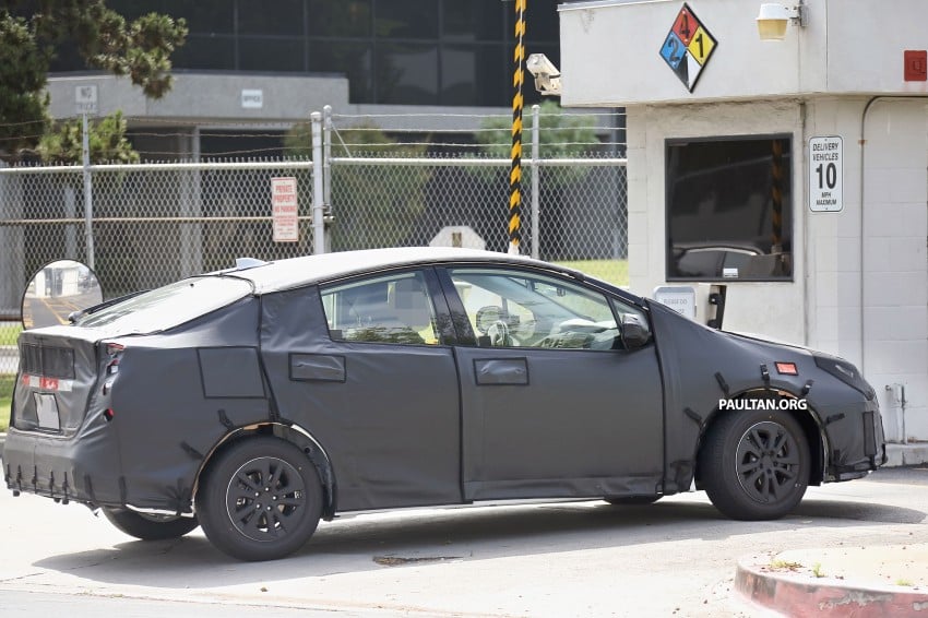SPIED: 2016 Toyota Prius shows interior for first time! 367258