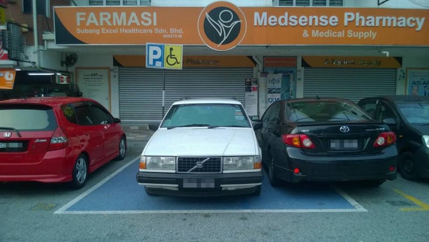 Inconsiderate driver abuses OKU parking lot 367682