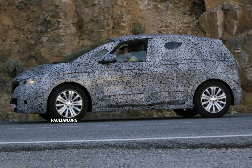 SPIED: 2016 Renault Scenic with heavy camouflage 383359