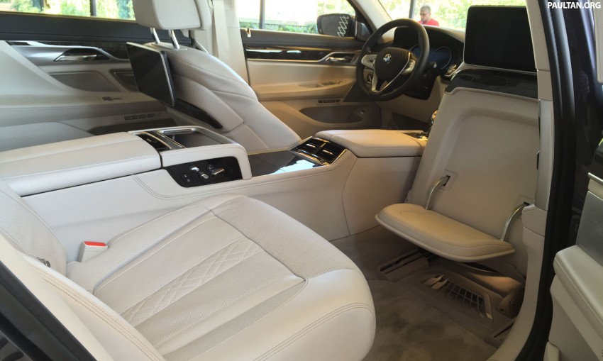 Battle of the lounge seats: W222 Mercedes-Benz S-Class and G11 BMW 7-Series rear seats compared 376571