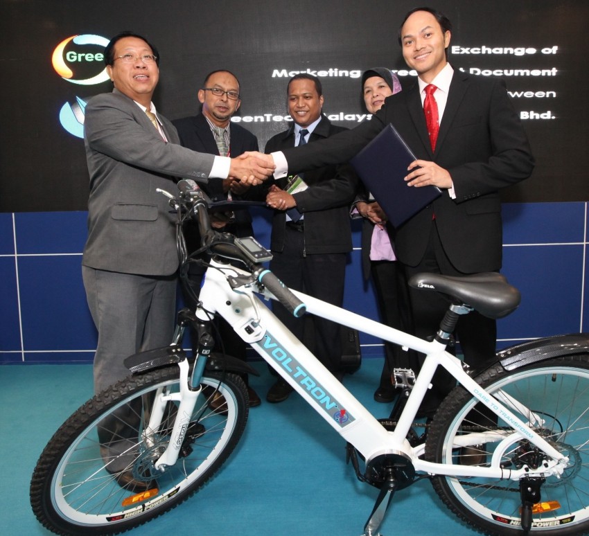 GreenTech Malaysia and Voltron ink MoU at IGEM 2015 to introduce locally-assembled electric bicycles 377969