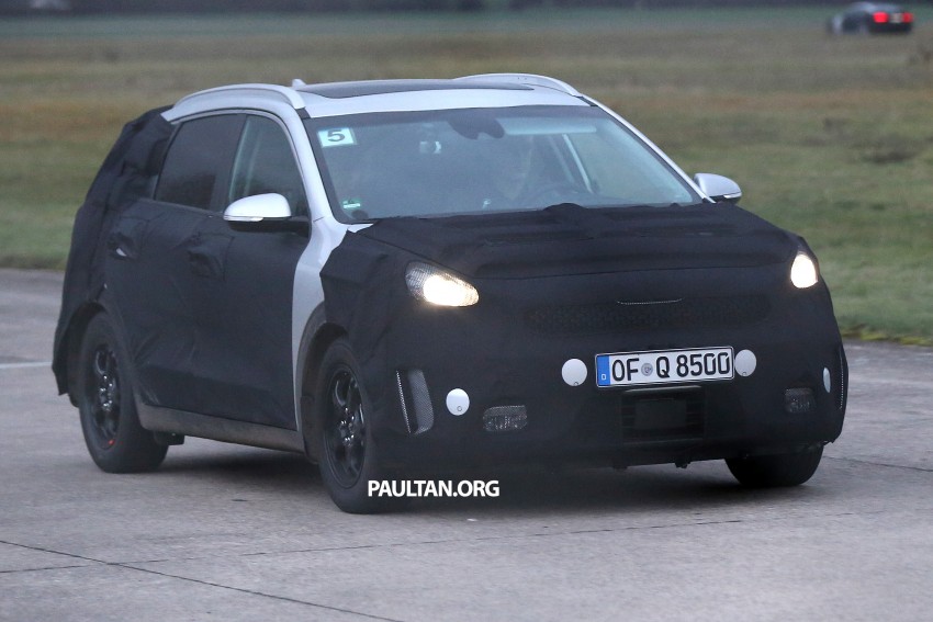 SPIED: Kia Niro shows its strength, pulls its sibling 414229