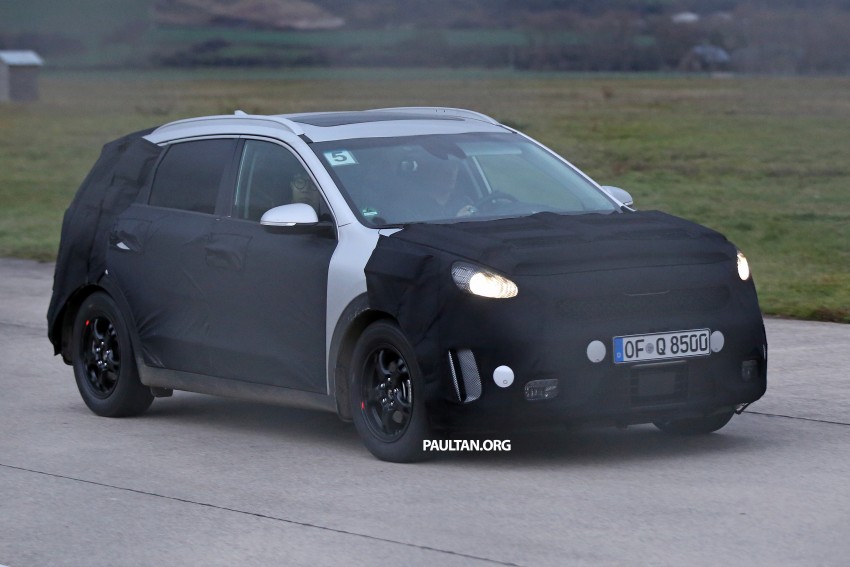SPIED: Kia Niro shows its strength, pulls its sibling 414228