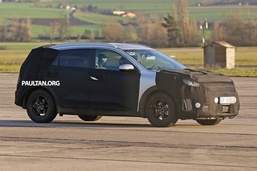 SPIED: Kia Niro shows its strength, pulls its sibling 414227