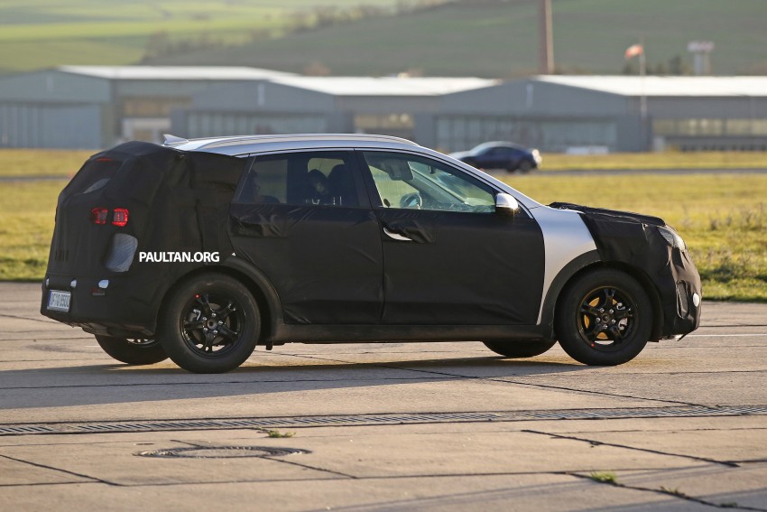 SPIED: Kia Niro shows its strength, pulls its sibling 414225