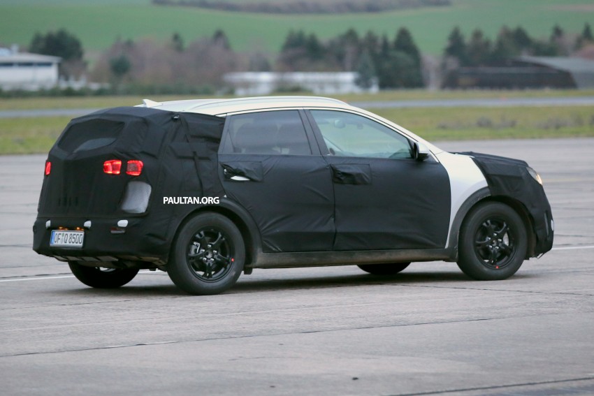 SPIED: Kia Niro shows its strength, pulls its sibling 414224