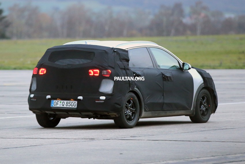 SPIED: Kia Niro shows its strength, pulls its sibling 414223