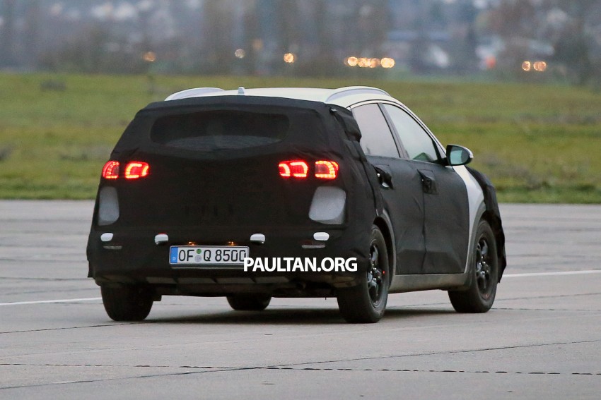 SPIED: Kia Niro shows its strength, pulls its sibling 414222