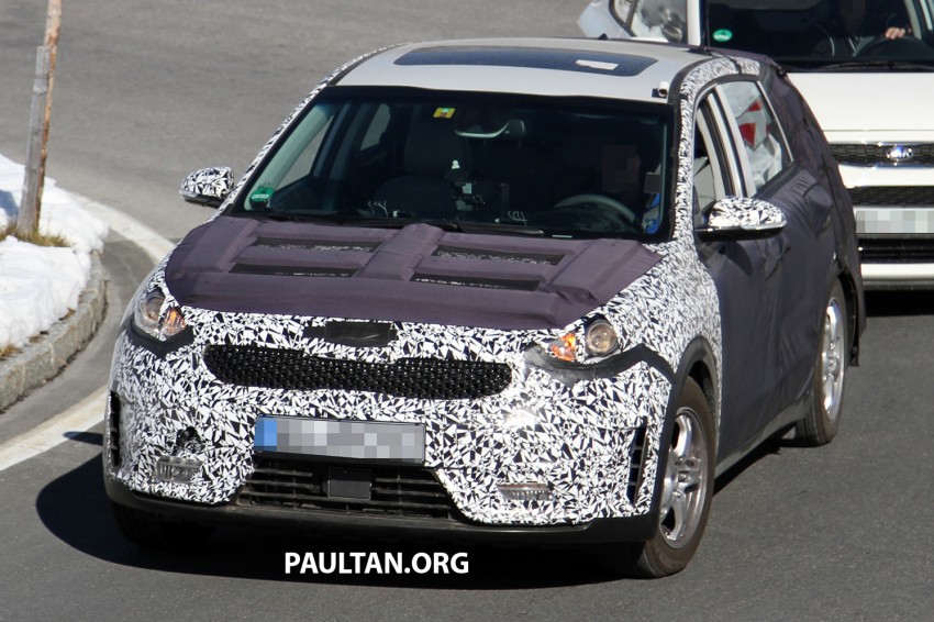 SPIED: Kia Niro shows its strength, pulls its sibling 390930