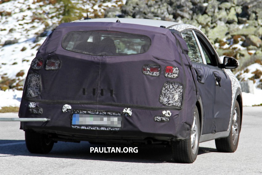 SPIED: Kia Niro shows its strength, pulls its sibling 390940