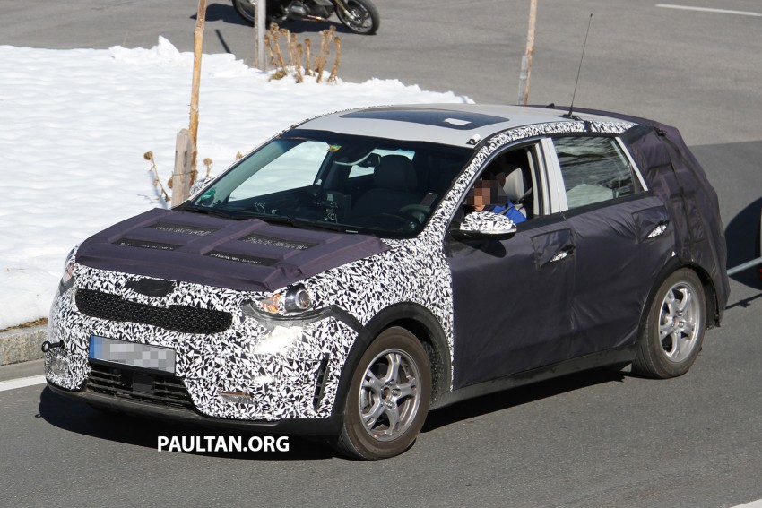 SPIED: Kia Niro shows its strength, pulls its sibling 390932