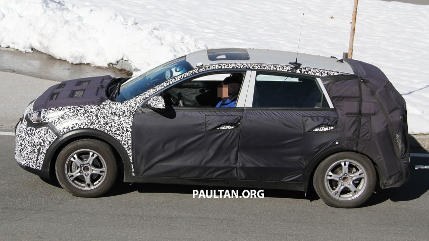 SPIED: Kia Niro shows its strength, pulls its sibling 390934