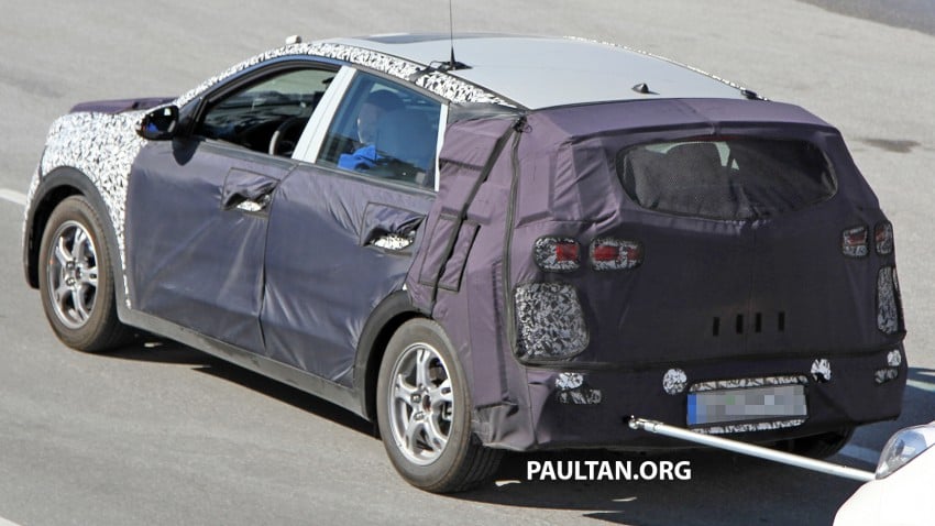 SPIED: Kia Niro shows its strength, pulls its sibling 390937