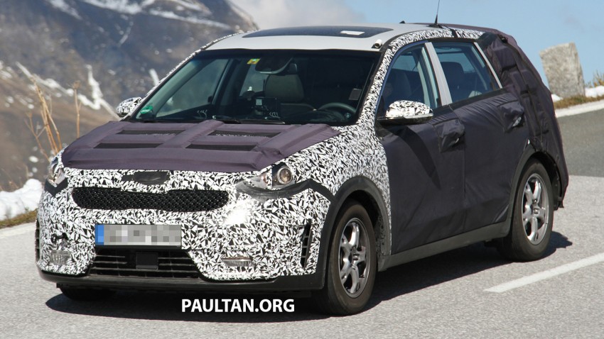 SPIED: Kia Niro shows its strength, pulls its sibling 390938