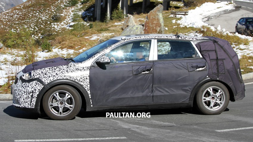 SPIED: Kia Niro shows its strength, pulls its sibling 390939