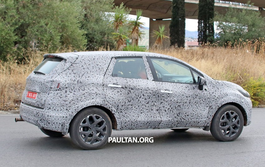 SPYSHOTS: Renault “Grand Captur” prototype on test 388314