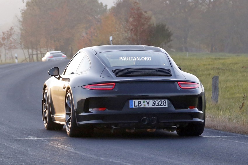 SPIED: Porsche 911 R goes testing sans camouflage 399487
