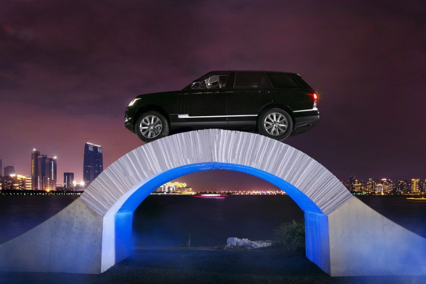 VIDEO: Range Rover crosses a paper bridge in China 410038