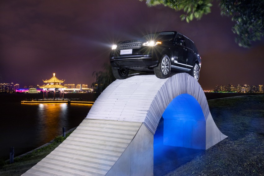 VIDEO: Range Rover crosses a paper bridge in China 410043