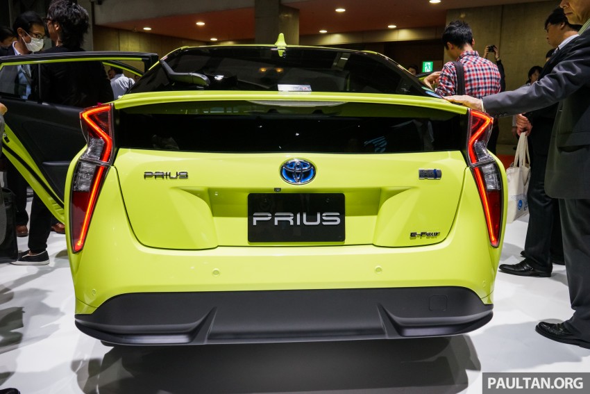 Tokyo 2015: Toyota Prius E-Four in Thermo-Tec Green Image #405519