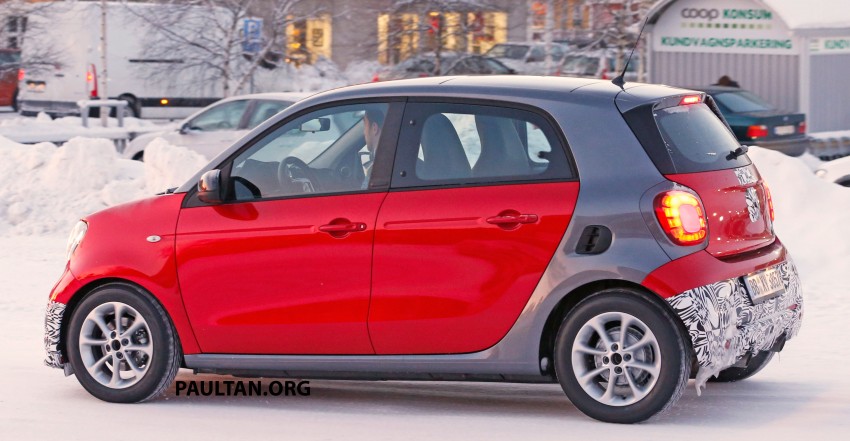 SPYSHOTS: smart forfour Brabus playing in the snow 423854