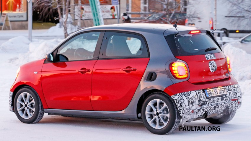SPYSHOTS: smart forfour Brabus playing in the snow 423855