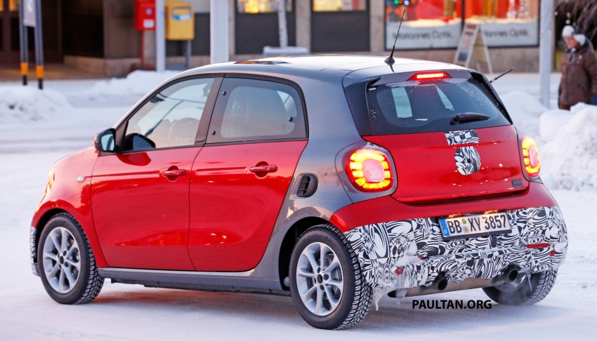 SPYSHOTS: smart forfour Brabus playing in the snow 423856