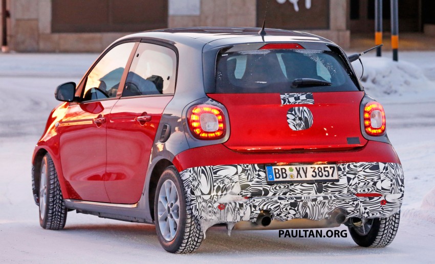 SPYSHOTS: smart forfour Brabus playing in the snow 423857