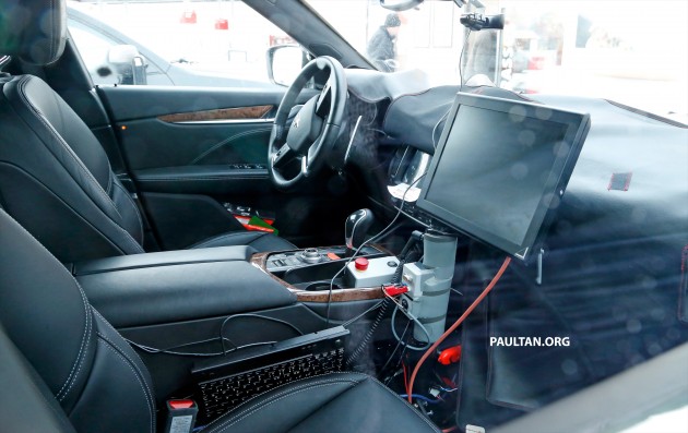 2016-maserati-levante-spyshots-int- 001