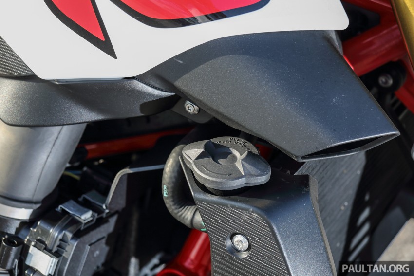 REVIEW: BMW R1200R – iron fist in an iron glove 431325