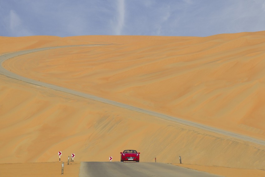 Ferrari California T heads out into the Arabian desert 436732