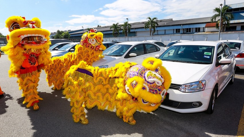 Volkswagen holds lion dance car blessing at Sg Besi 440423