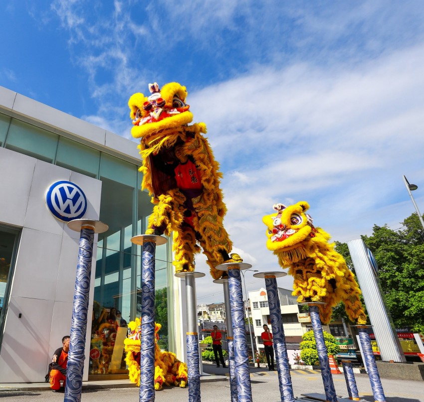 Volkswagen holds lion dance car blessing at Sg Besi 440425