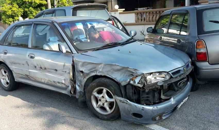 Lorry rams more than 20 indiscriminately parked cars 445444