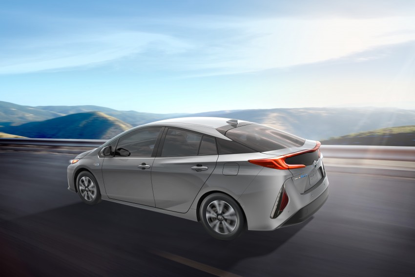 2017 Toyota Prius Prime plug-in hybrid – 1.4 l/100 km! 465564