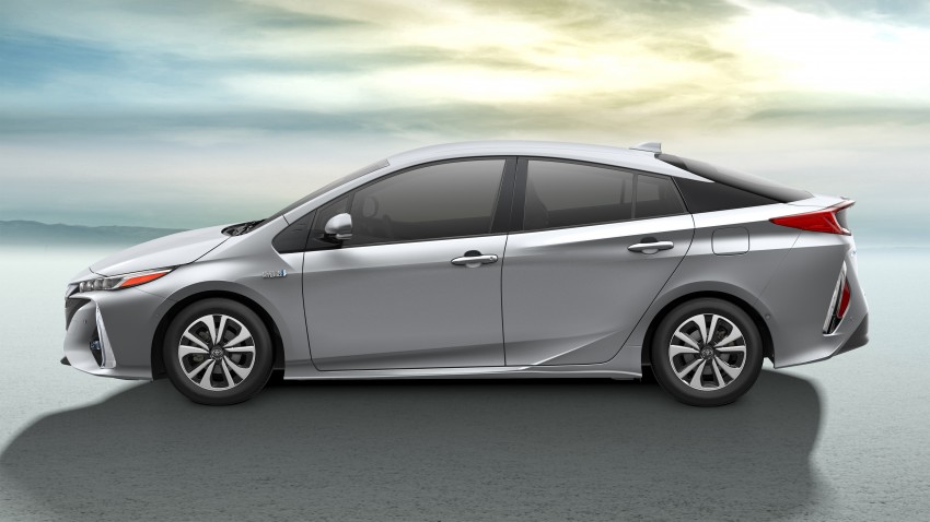 Toyota Prius Prime plug-in hybrid 2017 didedahkan, memerlukan hanya 1.4 liter petrol untuk setiap 100 km 465986