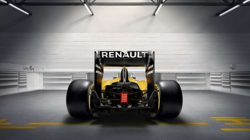VIDEO: New 2016 Renault F1 livery surfs to shore 462177